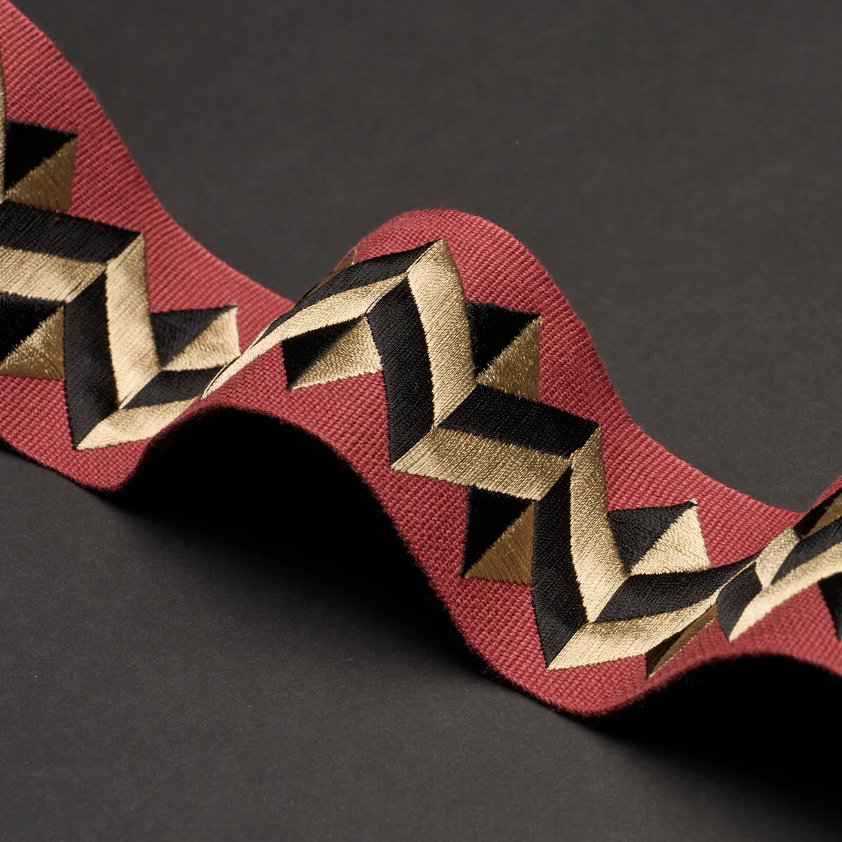 85580 | Zigzag Moderne Tape, Red - Schumacher Trim - Image 3