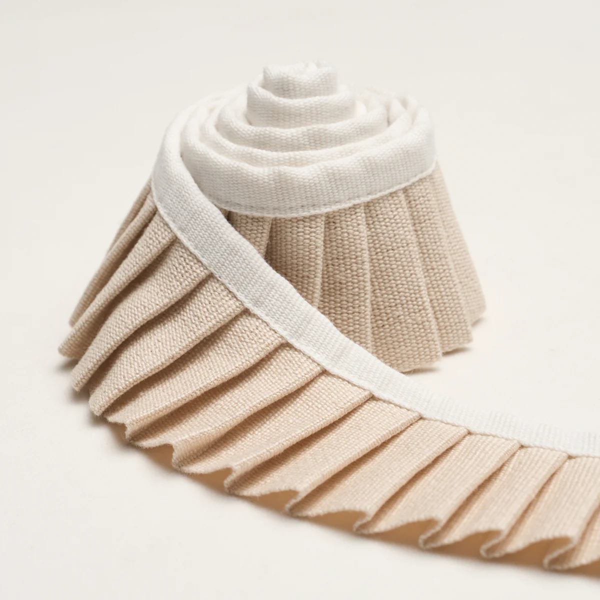 85961 | Clara Pleated Tape, Neutral - Schumacher Trim - Image 3
