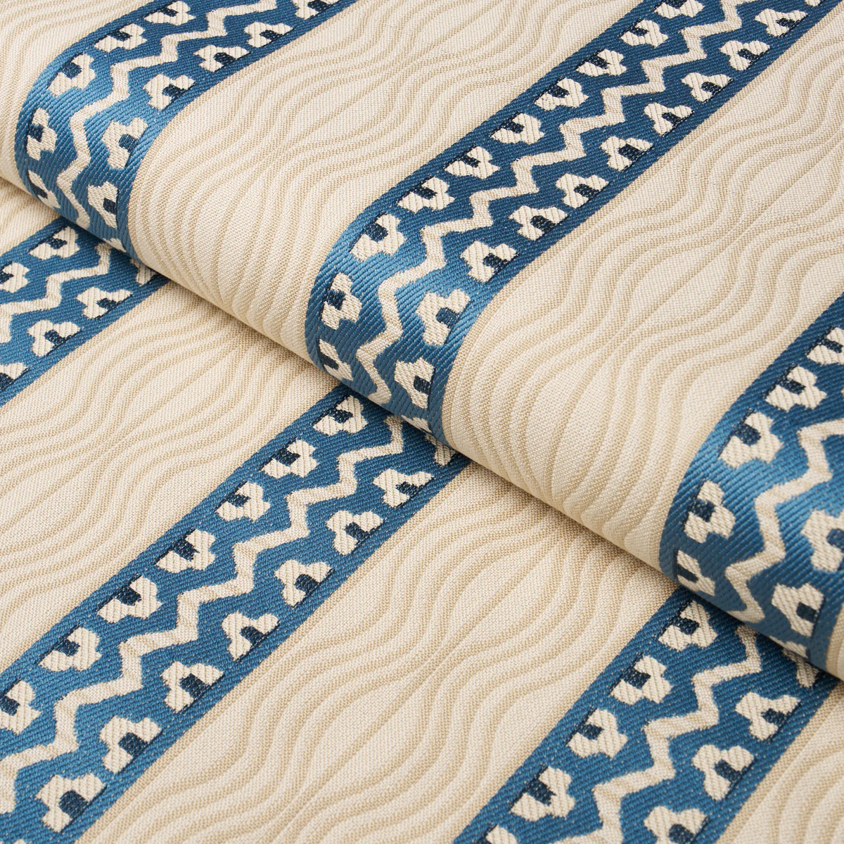 87450 | Crème Anglaise, English Cream/Denim Blue - Schumacher Fabric - Image 4